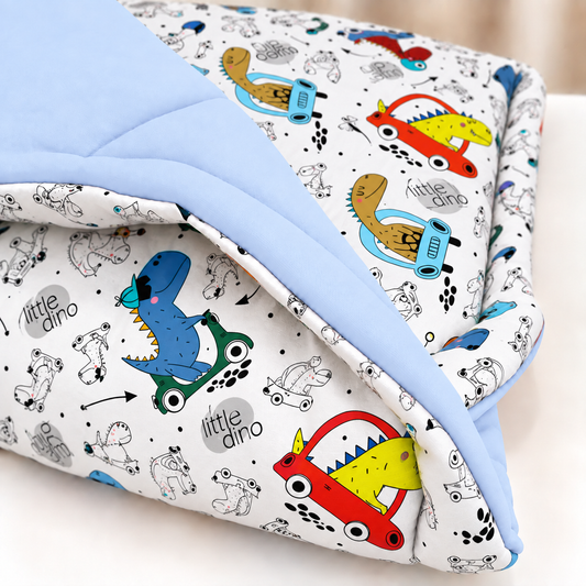 Edredom Estampado Dupla Face para Berço Americano Dino Carros c/ Azul Bebê